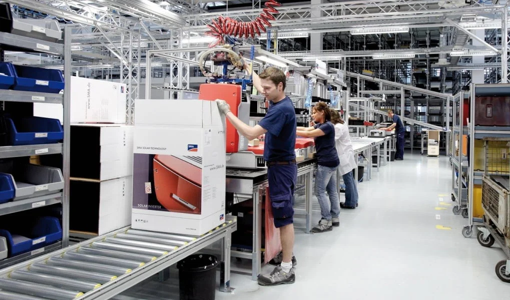 SMA-solar PROINSO's suppliers pack a solar inverter in a box